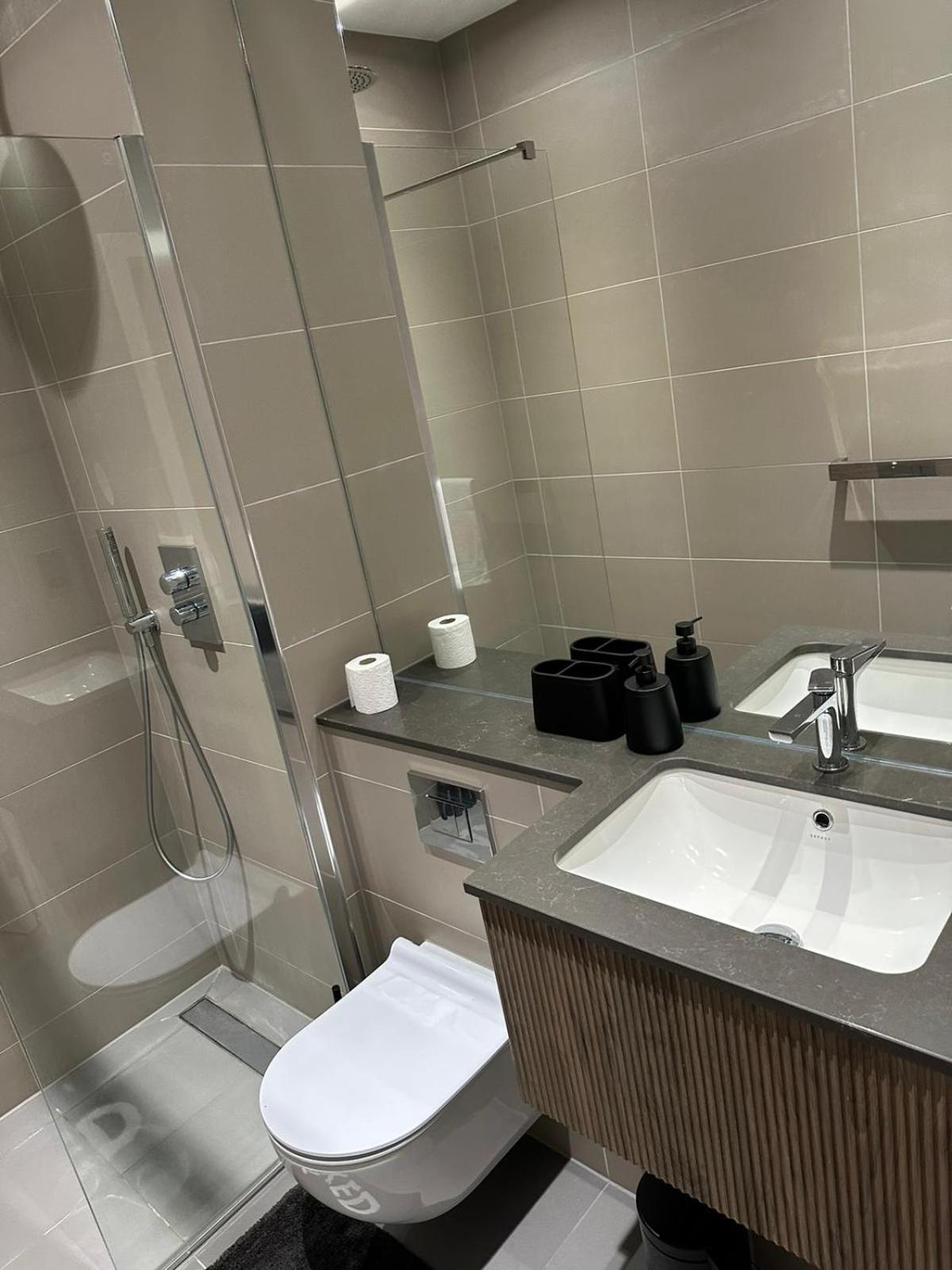 Richardson Deluxe Apartments - 3 Bed Лондон Екстериор снимка