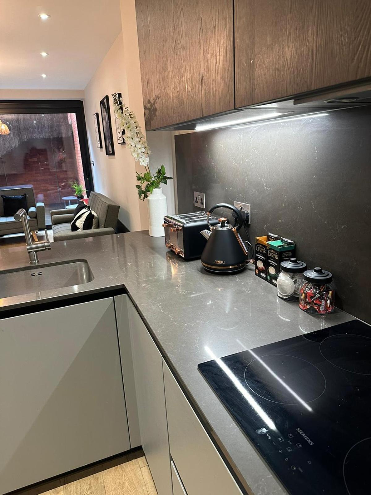 Richardson Deluxe Apartments - 3 Bed Лондон Екстериор снимка