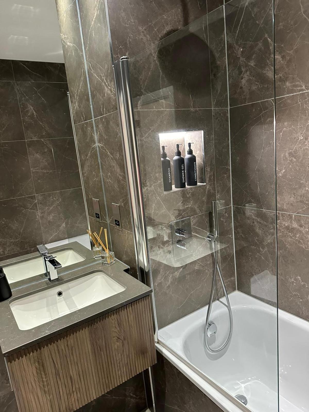 Richardson Deluxe Apartments - 3 Bed Лондон Екстериор снимка